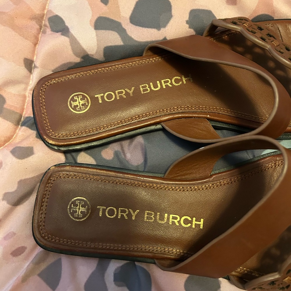TORY BURCH logo leather sandals. - Picture 6 of 15
